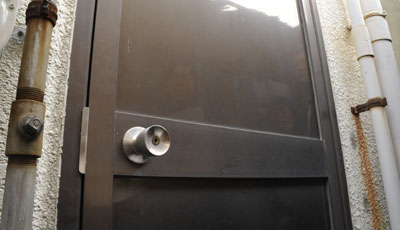 【世田谷区】「MIWA」勝手口のドアの鍵交換の画像イメージ
