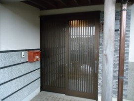 【京都府京都市】「MIWA」新日軽の引戸玄関の鍵交換の画像イメージ
